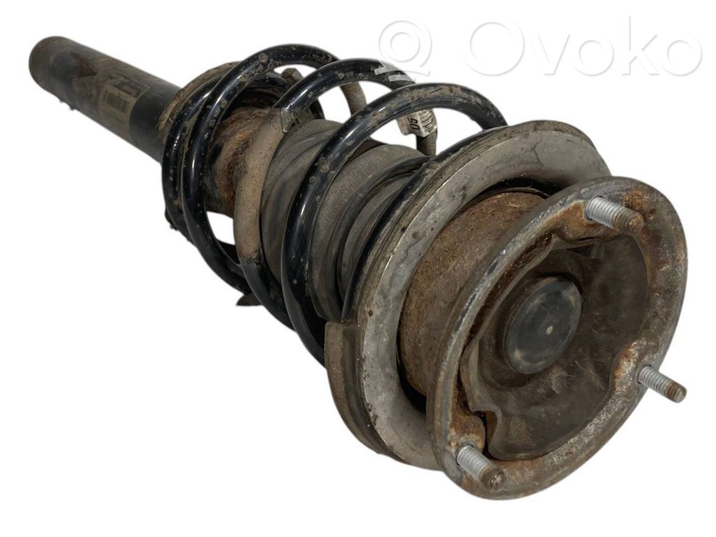 Priekšpusē amortizators ar atsperi