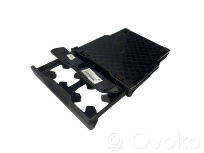 Glāžu turētājs (aizmugurē)