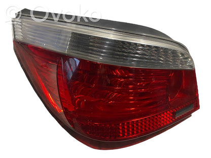 Задний фонарь в кузове