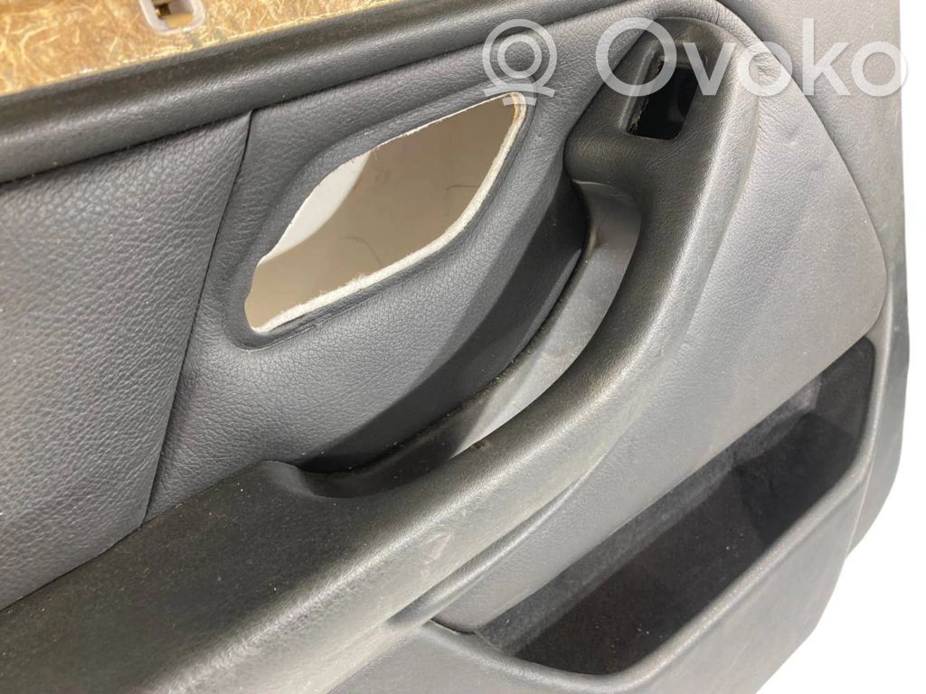 Apšuvums aizmugurējām durvīm