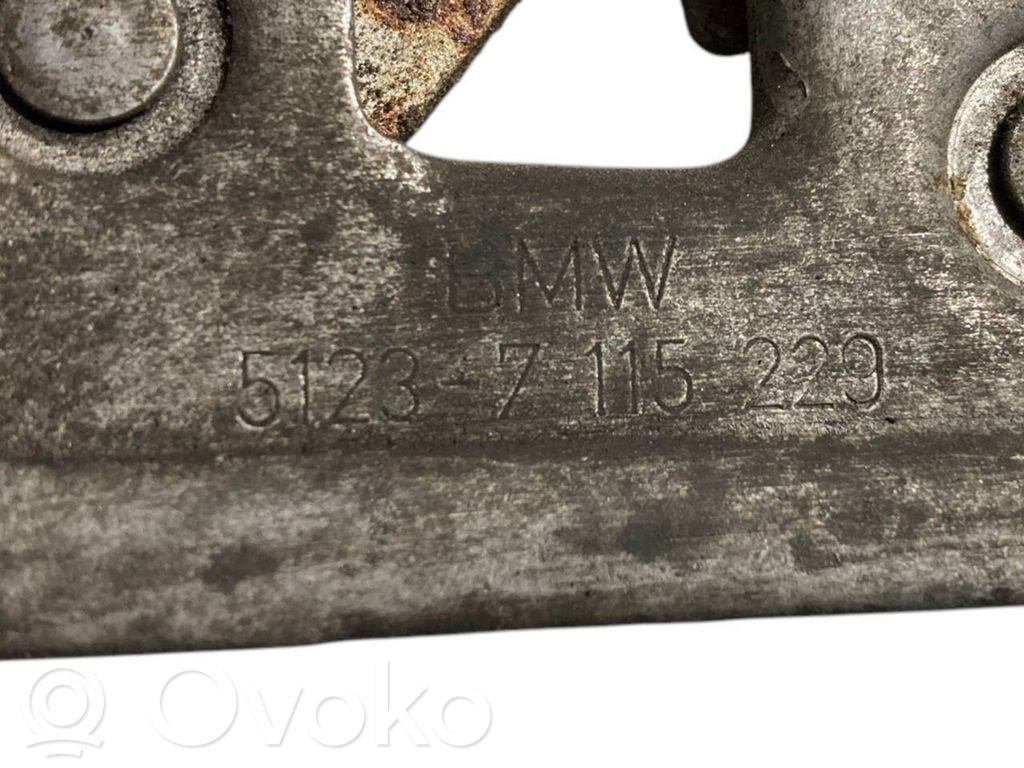 Dzinēja pārsega slēdzene