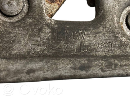 Dzinēja pārsega slēdzene