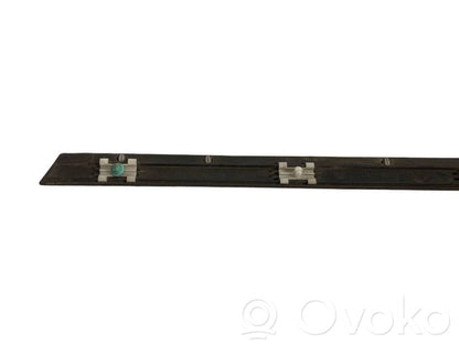 Aizmugurē durvju dekoratīvā apdare (moldings)