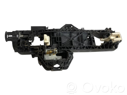 Priekšpusē turētājs / kronšteins ārējam atvēršanas rokturim