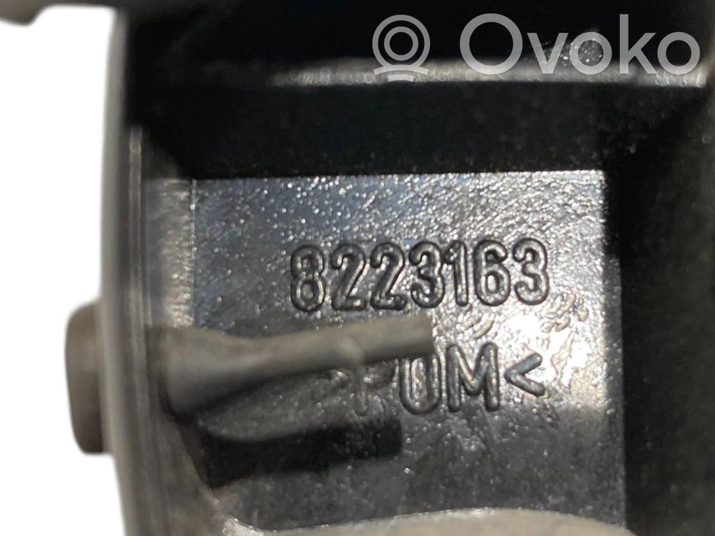 Dzinēja pārsega attaisīšanas rokturītis