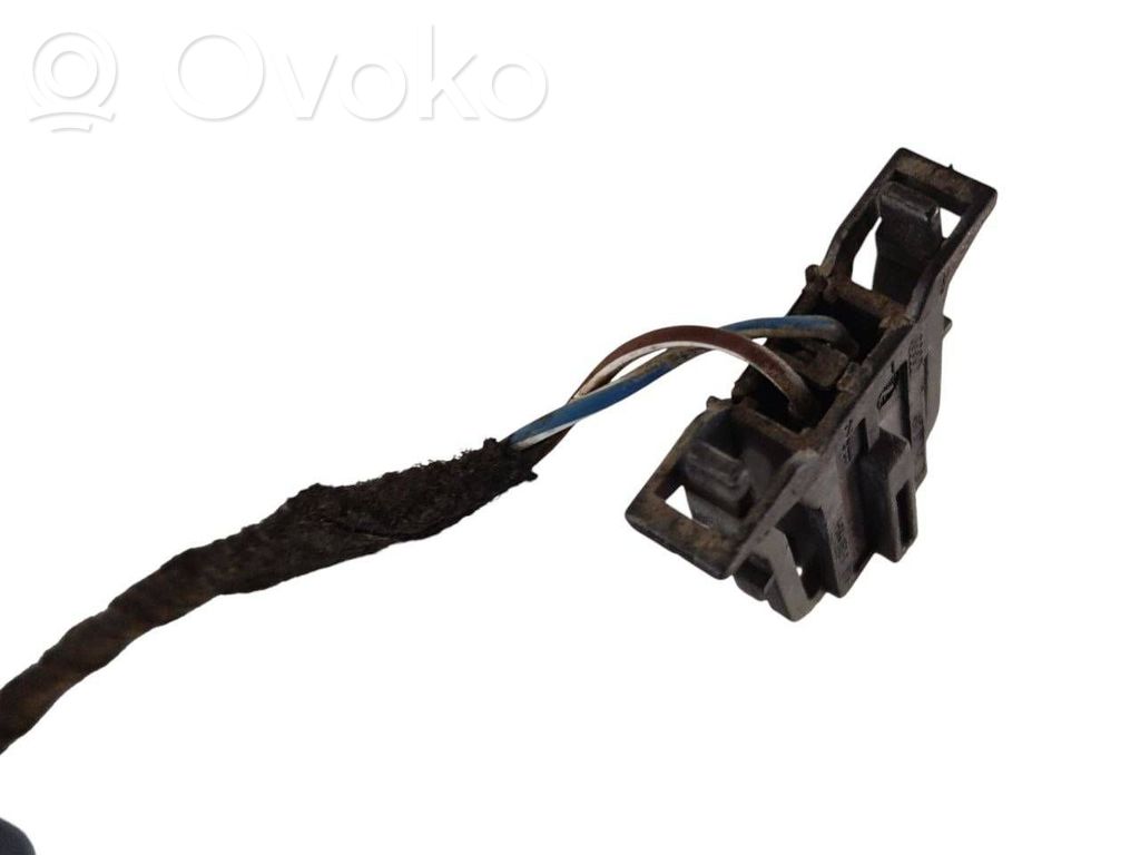 Aizmugurējo durvju vadu instalācija