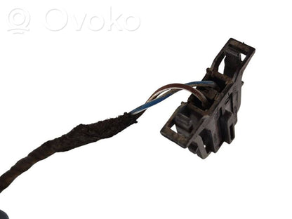 Aizmugurējo durvju vadu instalācija