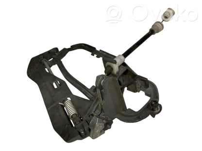 Priekšpusē turētājs / kronšteins ārējam atvēršanas rokturim