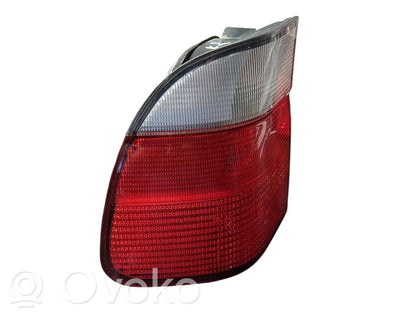 Aizmugurējais lukturis virsbūvē