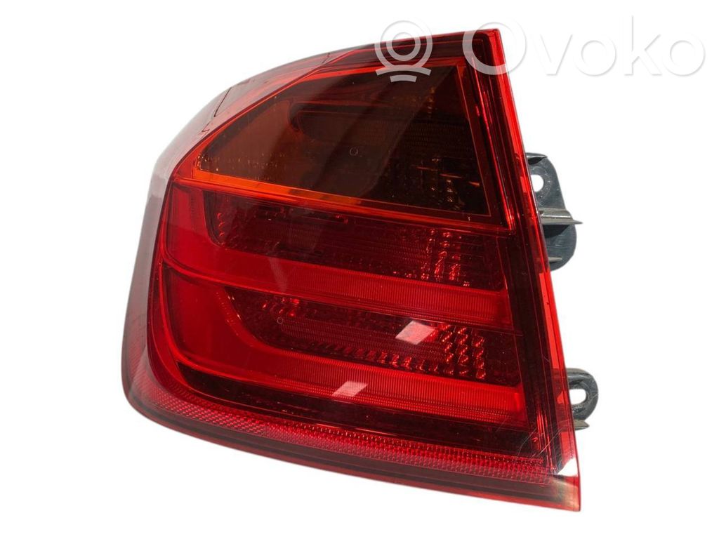 Aizmugurējais lukturis virsbūvē