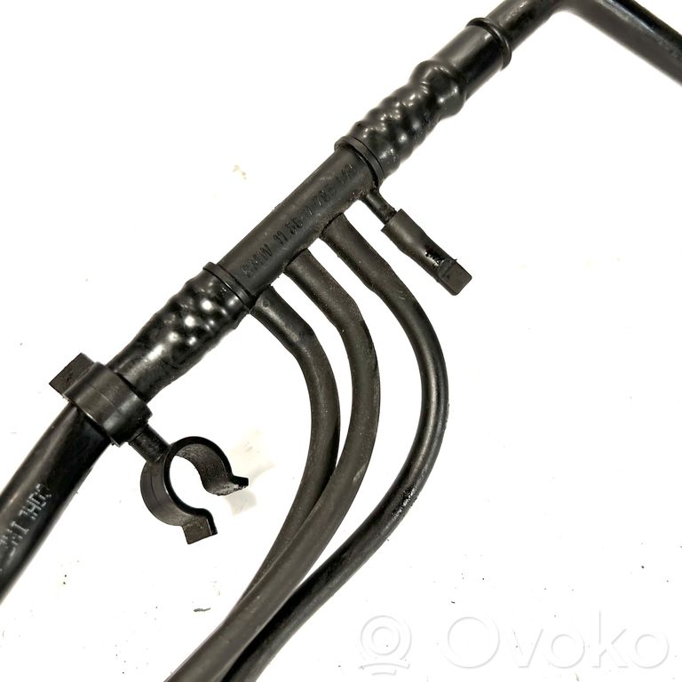 Caurulīte (-es) / šļūtene (-es)