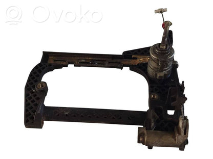 Priekšpusē turētājs / kronšteins ārējam atvēršanas rokturim