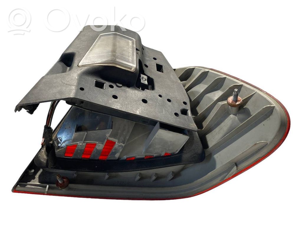 Aizmugurējais lukturis virsbūvē