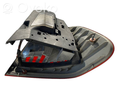 Aizmugurējais lukturis virsbūvē