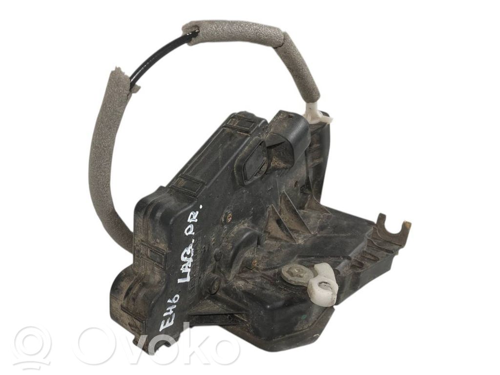 Priekšpusē slēdzene