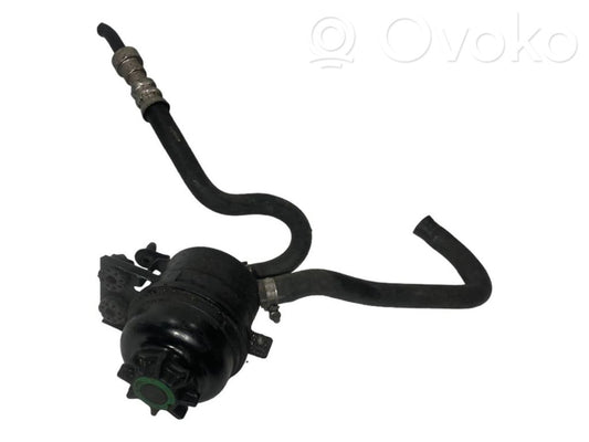 Stūres pastiprinātāja šķidruma tvertne