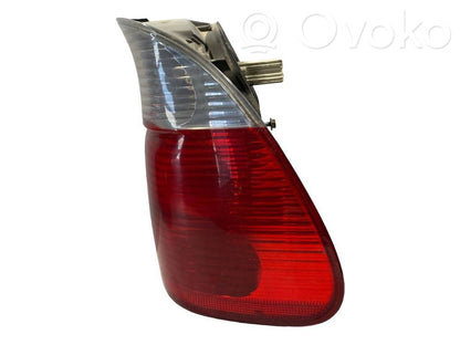 Aizmugurējais lukturis virsbūvē