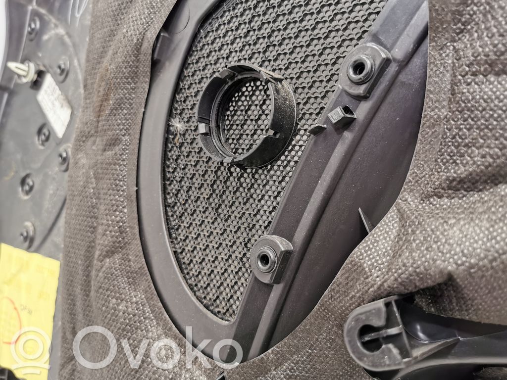 Apšuvums aizmugurējām durvīm