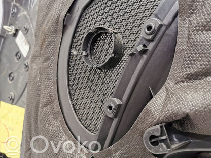 Apšuvums aizmugurējām durvīm