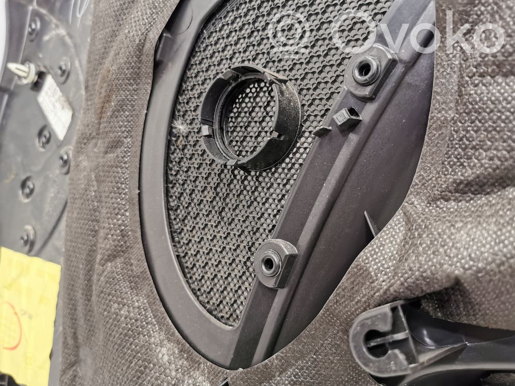 Apšuvums aizmugurējām durvīm