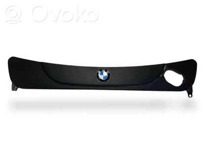 Dzinēja pārsegs (dekoratīva apdare)