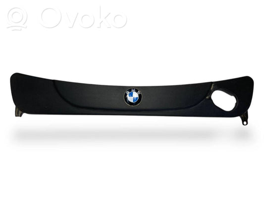 Dzinēja pārsegs (dekoratīva apdare)