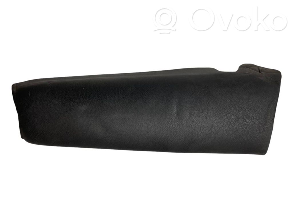 Sānu dekoratīvā apdare pie aizmugurējā sēdekļa (augšdaļa)