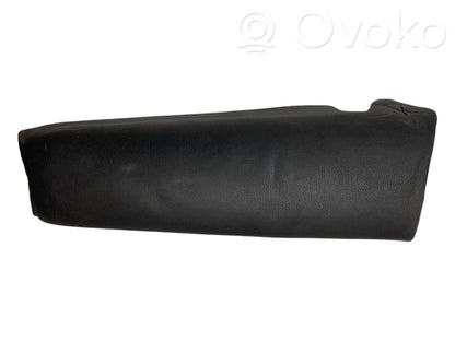 Sānu dekoratīvā apdare pie aizmugurējā sēdekļa (augšdaļa)