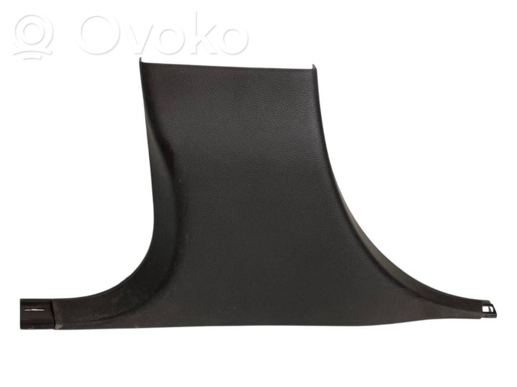 (B) statņa dekoratīvā apdare (apakšdaļa)