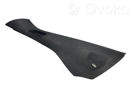 (C) statņa dekoratīvā apdare