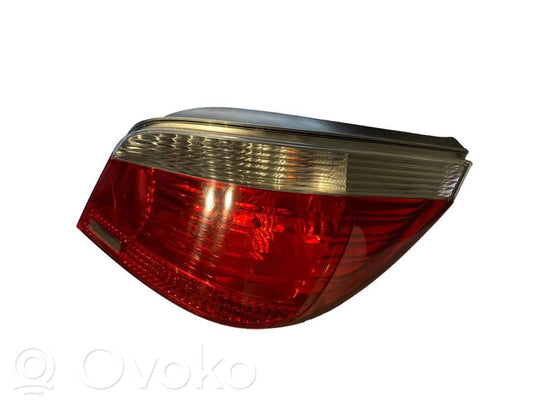 Aizmugurējais lukturis virsbūvē