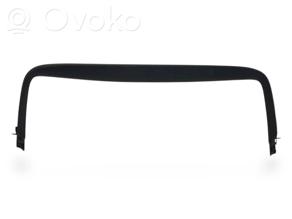 Augšējā dekoratīvā apdare (pie loga)