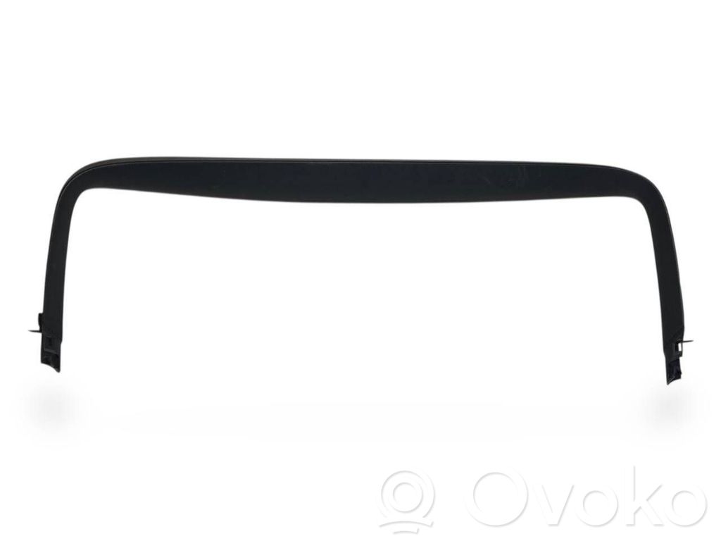 Augšējā dekoratīvā apdare (pie loga)