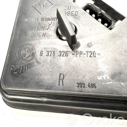 Держатель крышки заднего фонаря