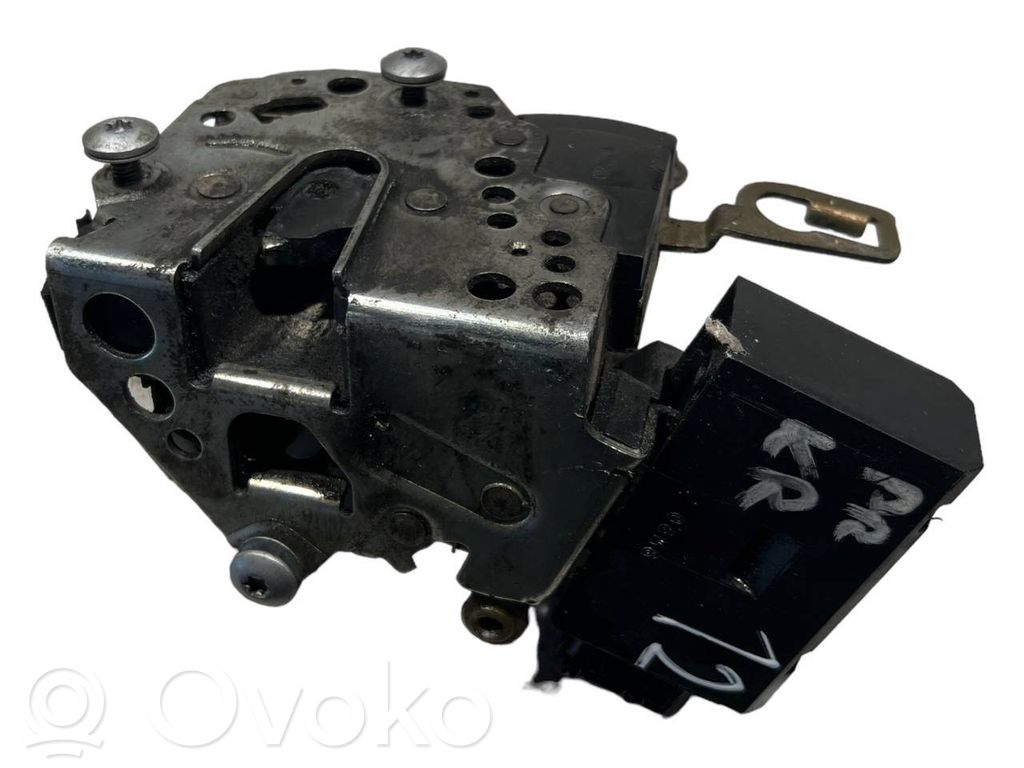 Priekšpusē slēdzene