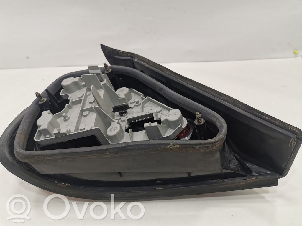 Aizmugurējais lukturis virsbūvē