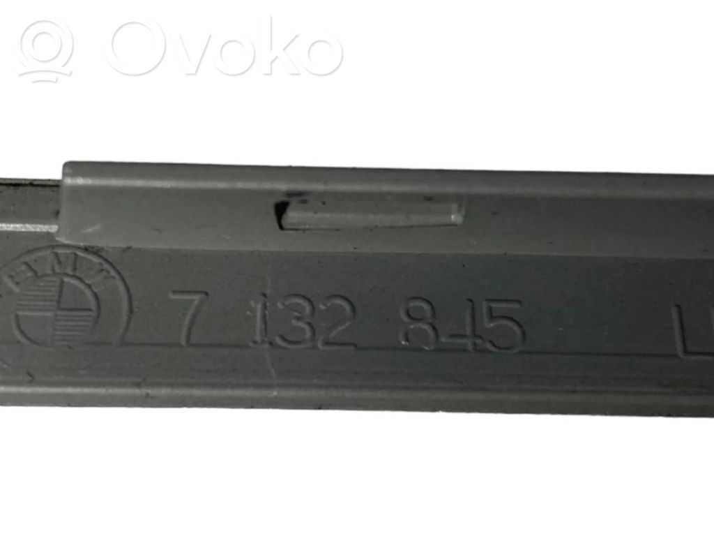 Paneļa dekoratīvās apdares vairogs (centrālais)