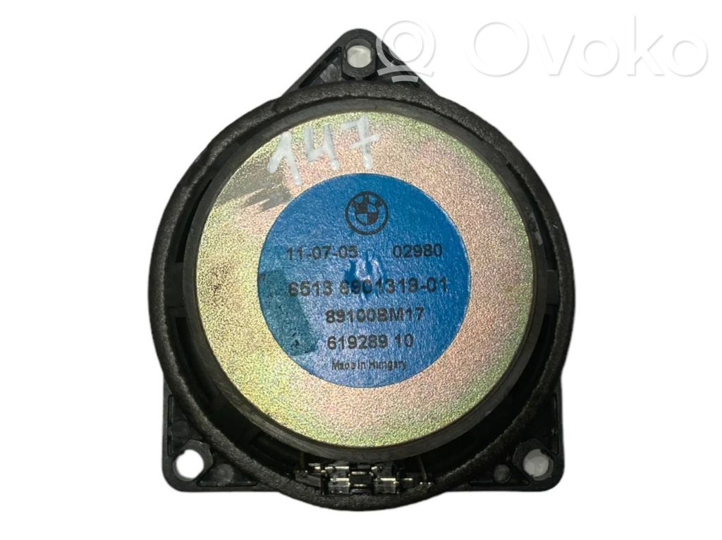 Skaļrunis (-i) aizmugurējā palodzē