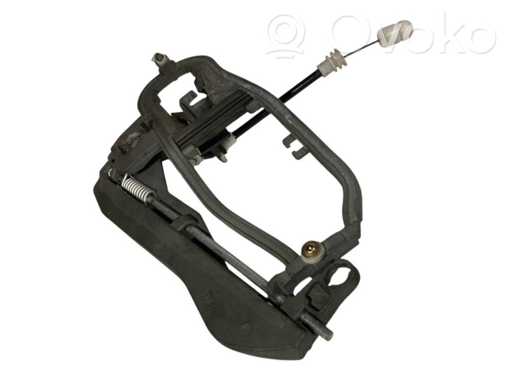 Priekšpusē turētājs / kronšteins ārējam atvēršanas rokturim