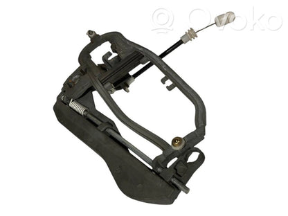 Priekšpusē turētājs / kronšteins ārējam atvēršanas rokturim