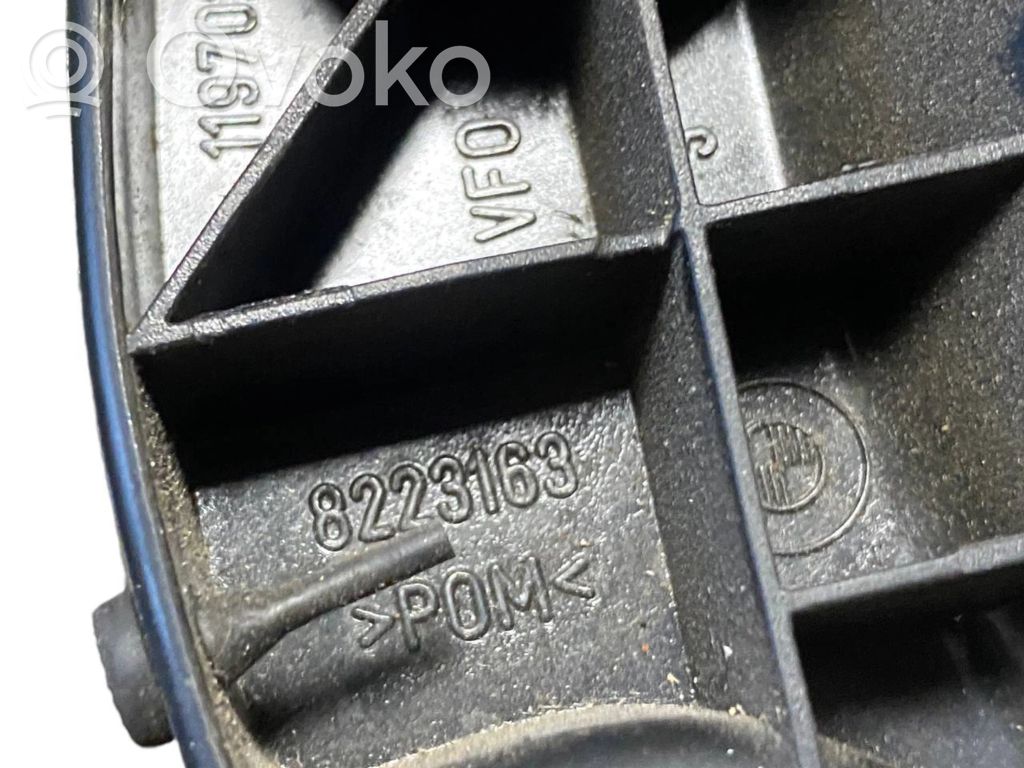 Dzinēja pārsega attaisīšanas rokturītis