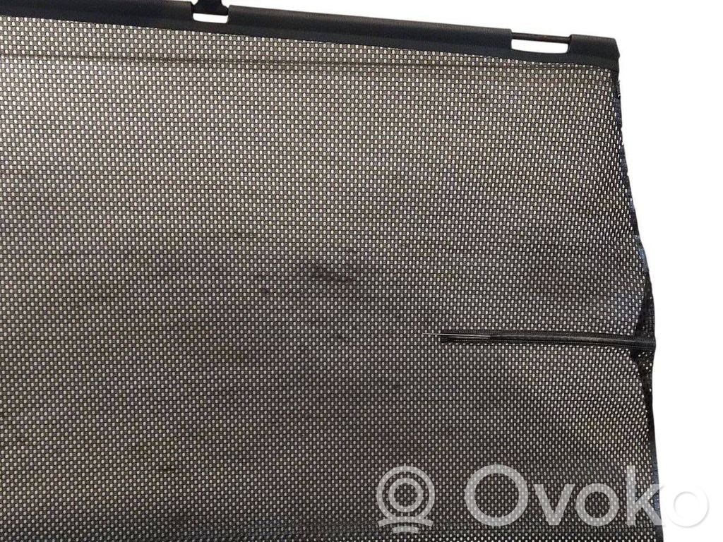 Aizmugurē logu aizkars