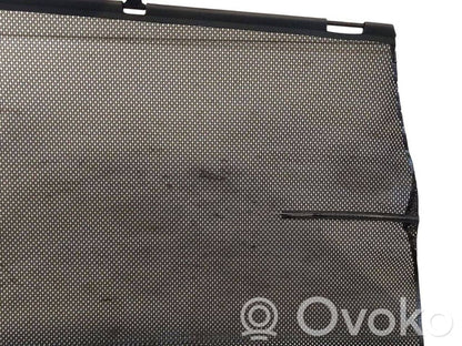 Aizmugurē logu aizkars