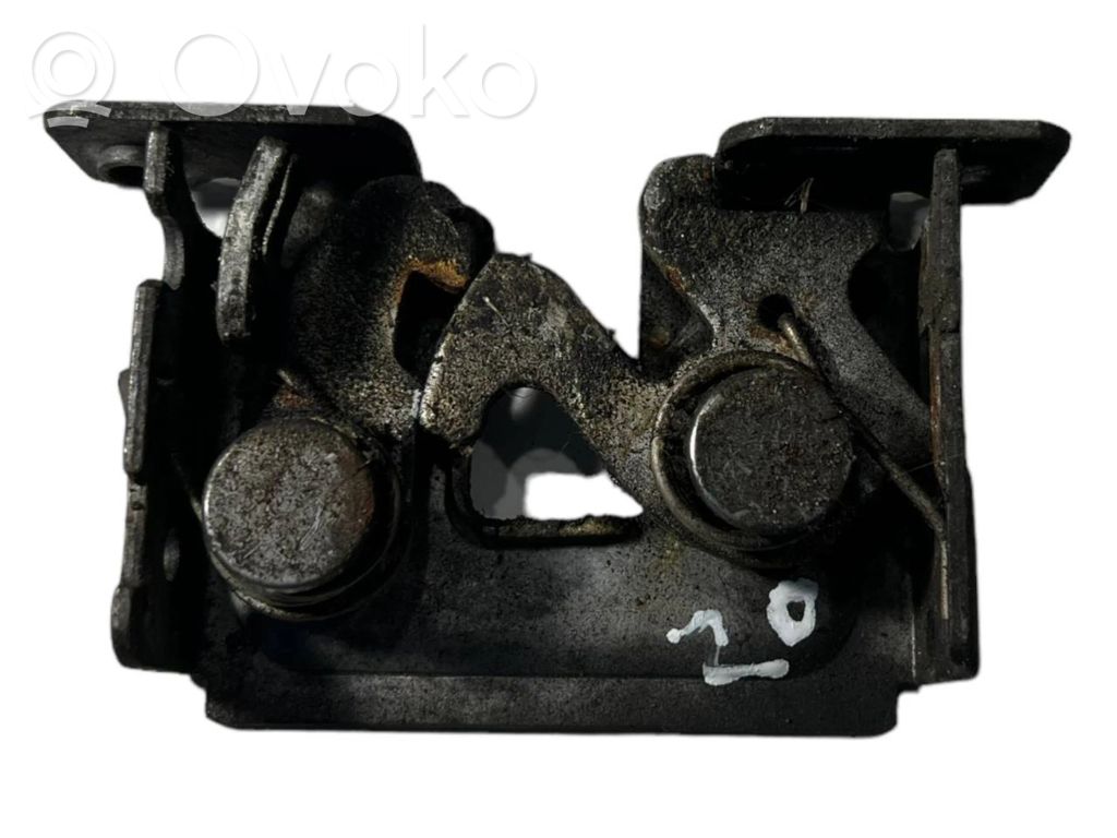 Dzinēja pārsega slēdzene