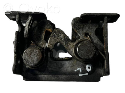 Dzinēja pārsega slēdzene