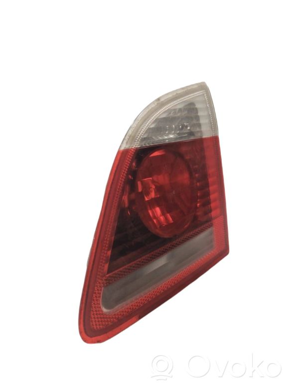 Aizmugurējais lukturis pārsegā