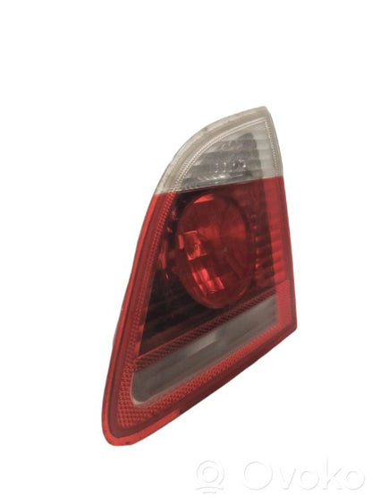 Aizmugurējais lukturis pārsegā