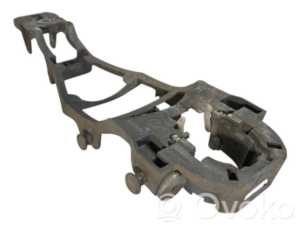 Priekšpusē turētājs / kronšteins ārējam atvēršanas rokturim