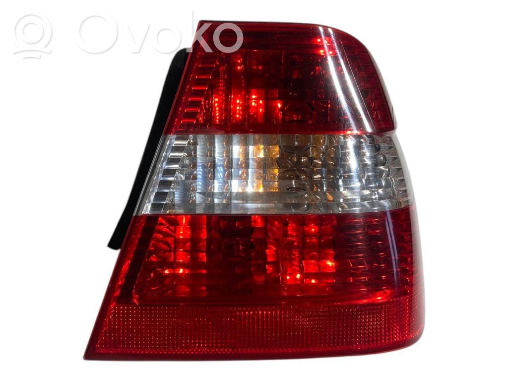 Aizmugurējais lukturis virsbūvē