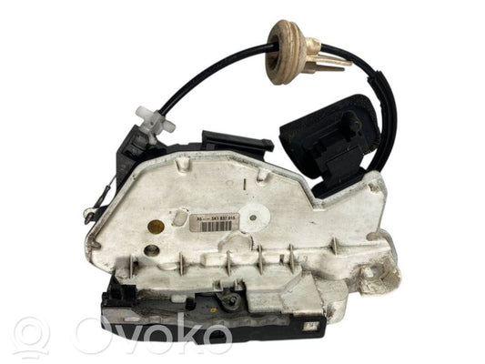 Priekšpusē slēdzene